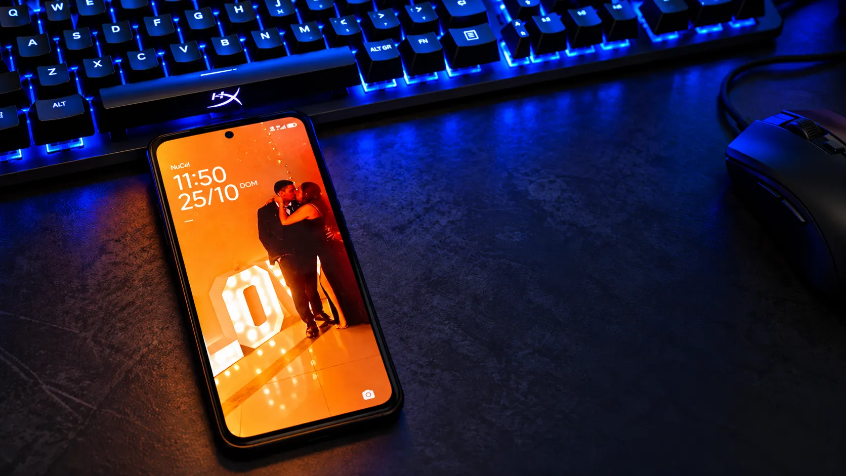 Meu Xiaomi Redmi 12 sobre a mesa, ao lado de um teclado com luz azul
