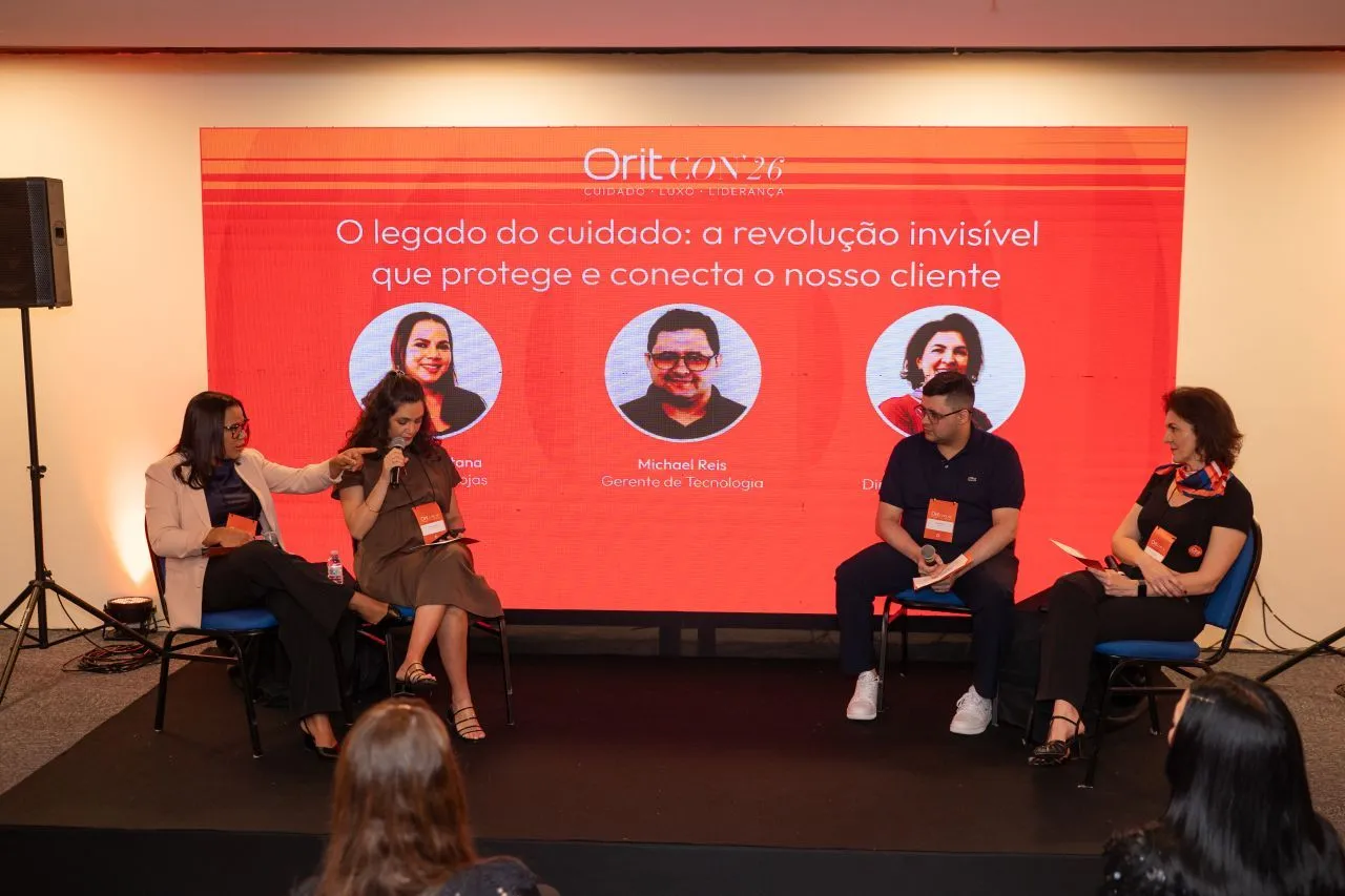Painel O legado do cuidado na OritCON'26, com Michael Reis e outras três participantes no palco