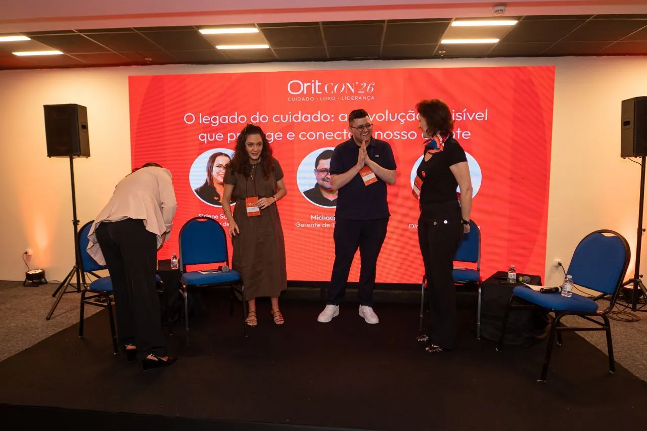 Michael Reis agradecendo ao fim do painel da OritCON'26
